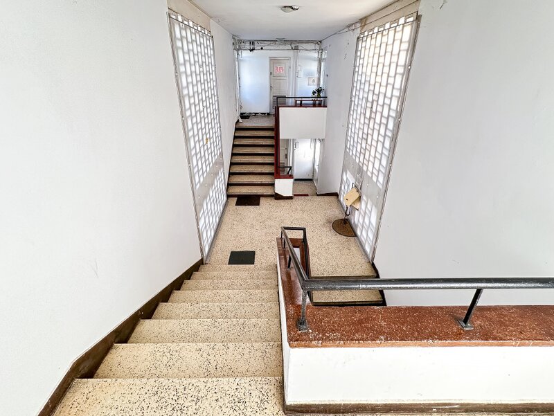 2 cam. Pod Constanta, 5 min metrou Jiului. Totul NOU inclusiv centrala proprie!